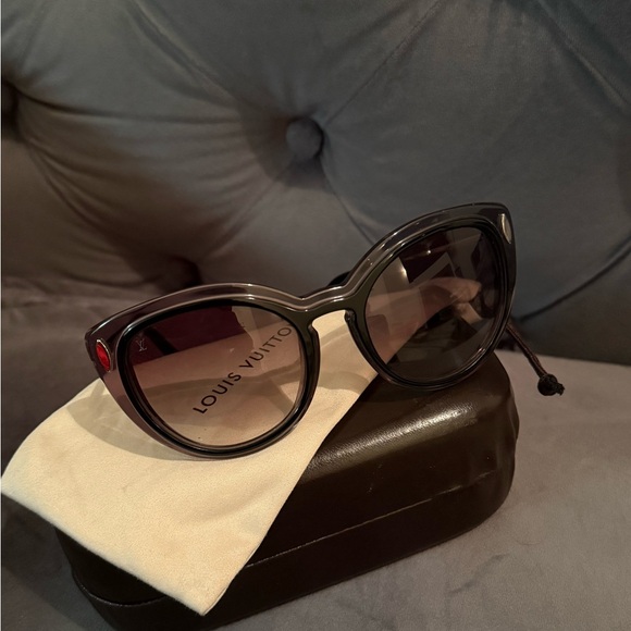 🕶️Louis Vuitton Black Sunglasses in great condition full inclusion 🕶️ - Picture 6 of 17